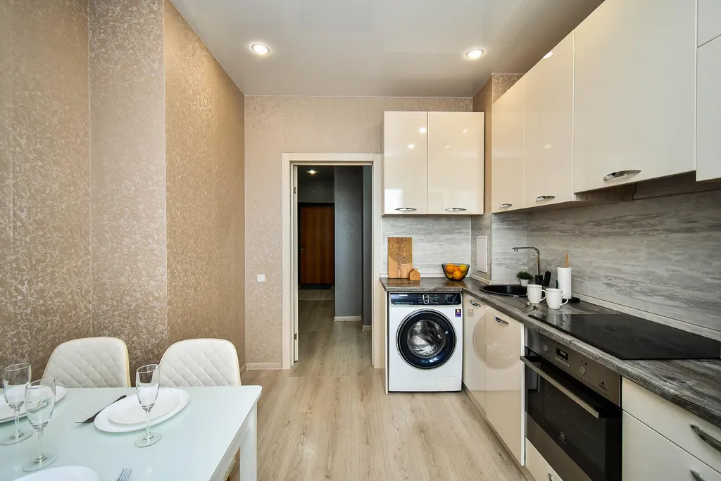 Квартира двухкомнатная на набережной Ярыгинской, 68 м², Красноярск — кухня, фото 3