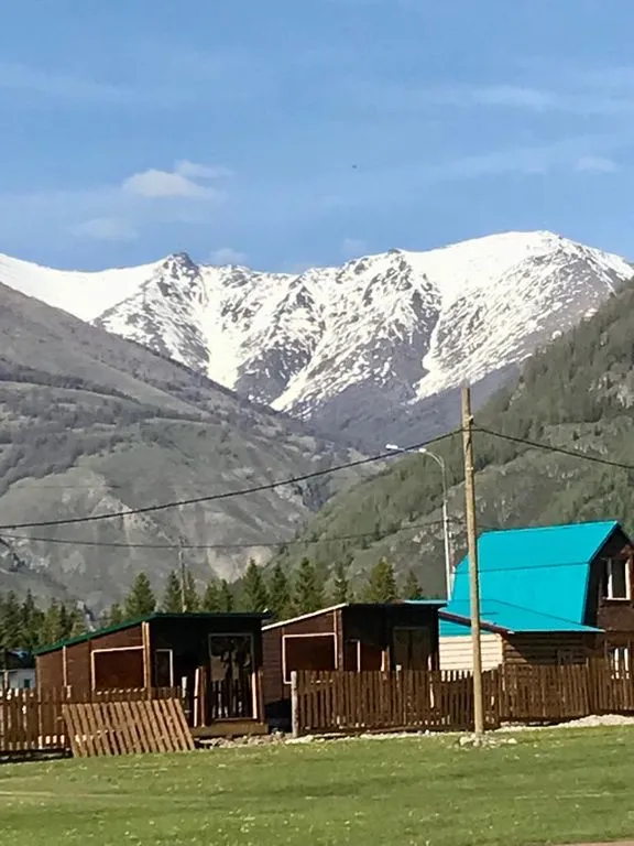 Трёхместный номер стандарт с видом на горы — общий вид