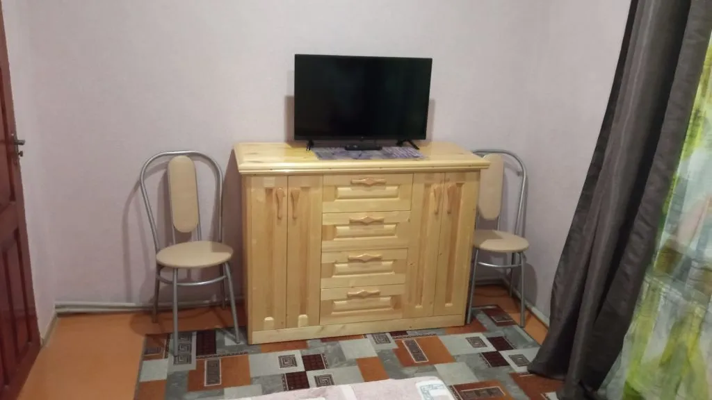 Двухместный номер с 2 отдельными кроватями двухместный номер с балконом (вид на двор, горы) — У Оксаны, фото 3 из 5