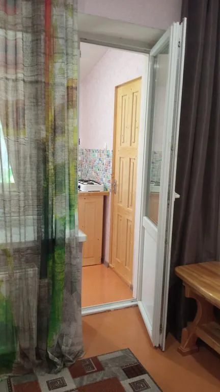 Двухместный номер с 2 отдельными кроватями двухместный номер с балконом (вид на двор, горы) — У Оксаны, фото 4 из 5
