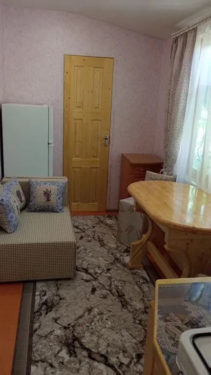Двухместный номер с 2 отдельными кроватями двухместный номер с балконом (вид на двор, горы) — У Оксаны, фото 5 из 5