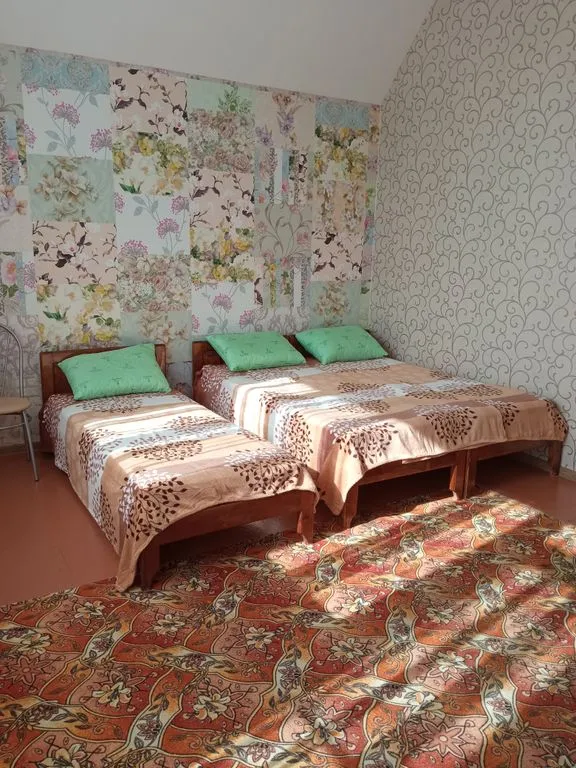 Трёхместный номер с балконом (вид на двор, горы, море) — У Оксаны, фото 5 из 5