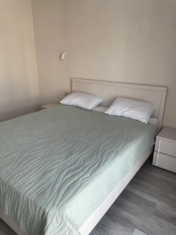 Квартира однокомнатная на улице Фармана Салманова, 40 м², Тюмень — спальня