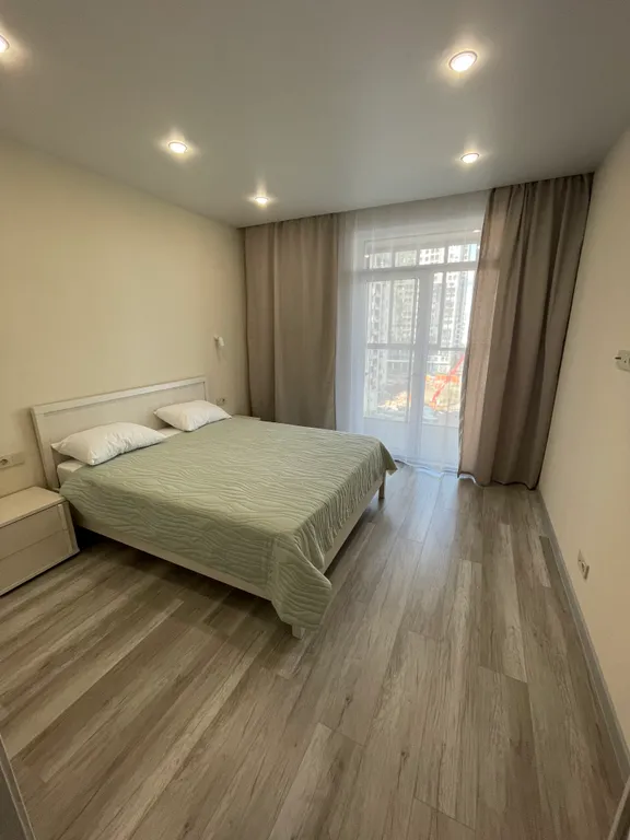 Квартира однокомнатная на улице Фармана Салманова, 40 м², Тюмень — спальня, фото 2
