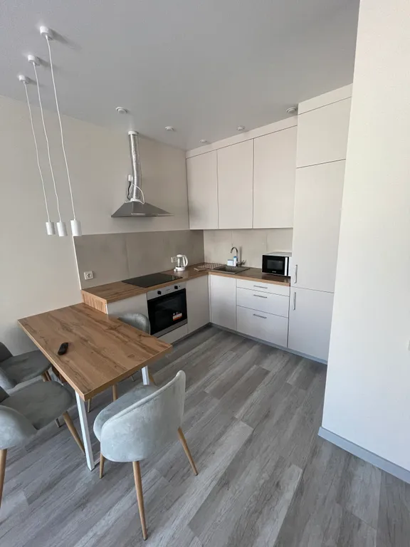 Квартира однокомнатная на улице Фармана Салманова, 40 м², Тюмень — кухня, фото 2