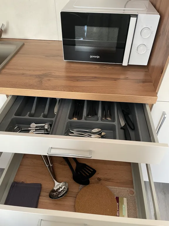 Квартира однокомнатная на улице Фармана Салманова, 40 м², Тюмень — кухня, фото 6
