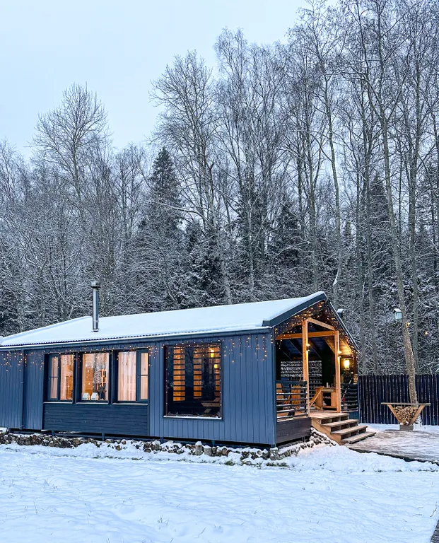 Дом в лесной сказке с видом на закат