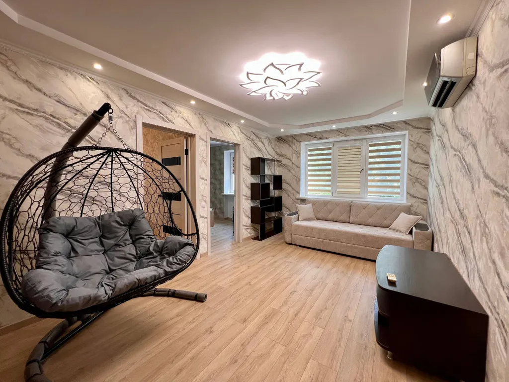 Квартира трёхкомнатная на улице Грибоедова, 61 м², Геленджик — спальня, фото 4