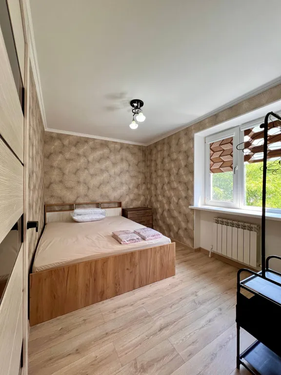 Квартира трёхкомнатная на улице Грибоедова, 61 м², Геленджик — спальня, фото 8