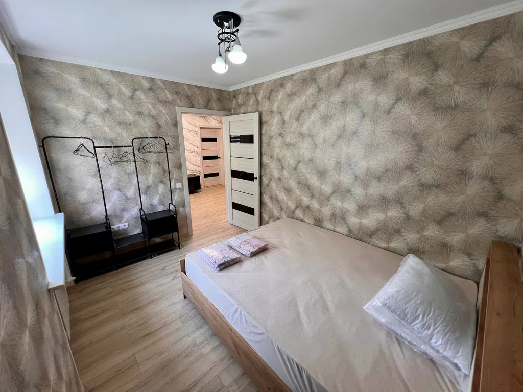 Квартира трёхкомнатная на улице Грибоедова, 61 м², Геленджик — спальня, фото 9