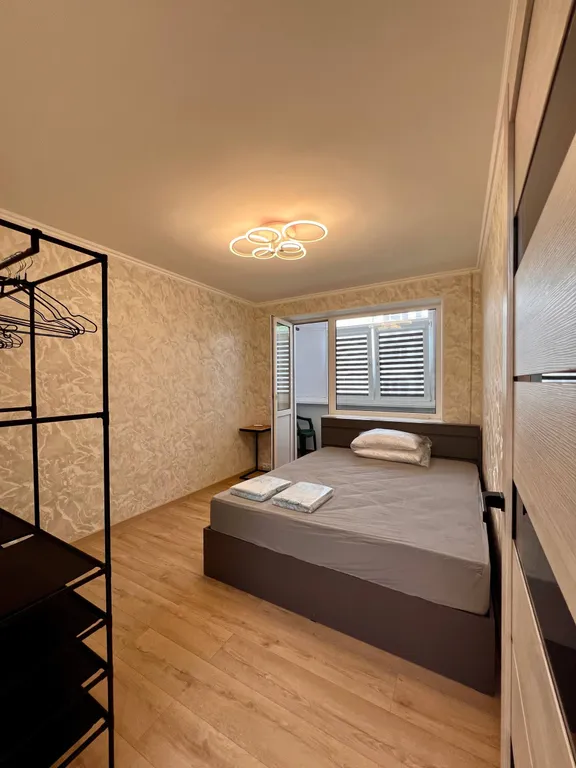 Квартира трёхкомнатная на улице Грибоедова, 61 м², Геленджик — спальня, фото 10