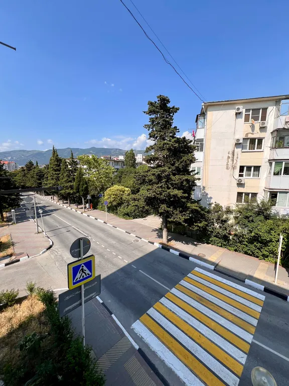 Квартира трёхкомнатная на улице Грибоедова, 61 м², Геленджик — вид из окна, фото 2