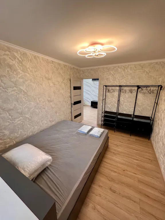 Квартира трёхкомнатная на улице Грибоедова, 61 м², Геленджик — спальня, фото 11