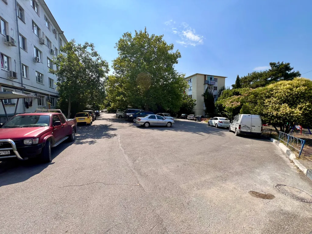 Квартира трёхкомнатная на улице Грибоедова, 61 м², Геленджик — двор