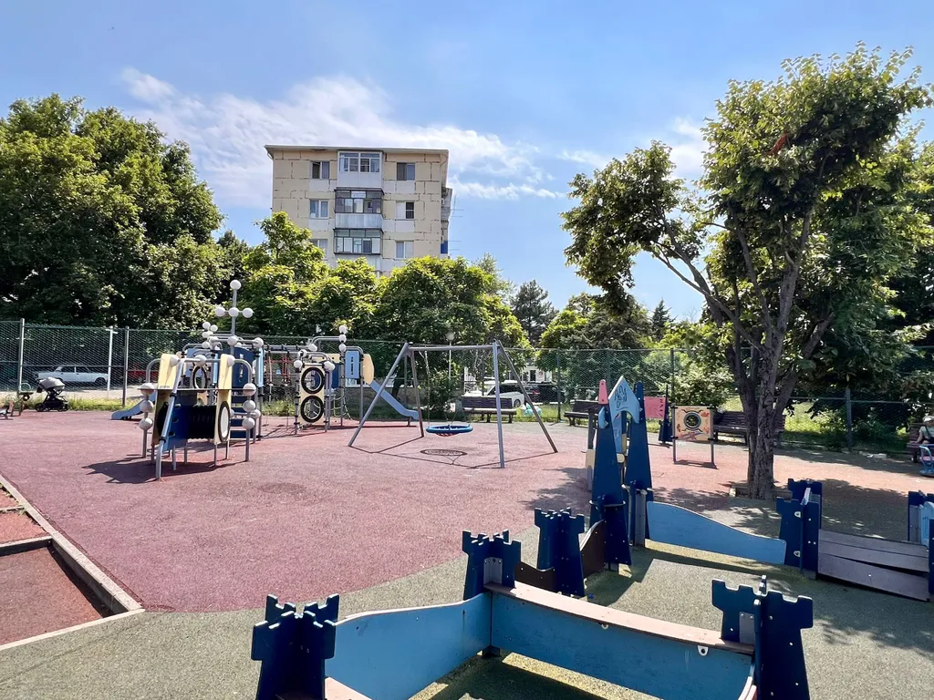 Квартира трёхкомнатная на улице Грибоедова, 61 м², Геленджик — двор, фото 5