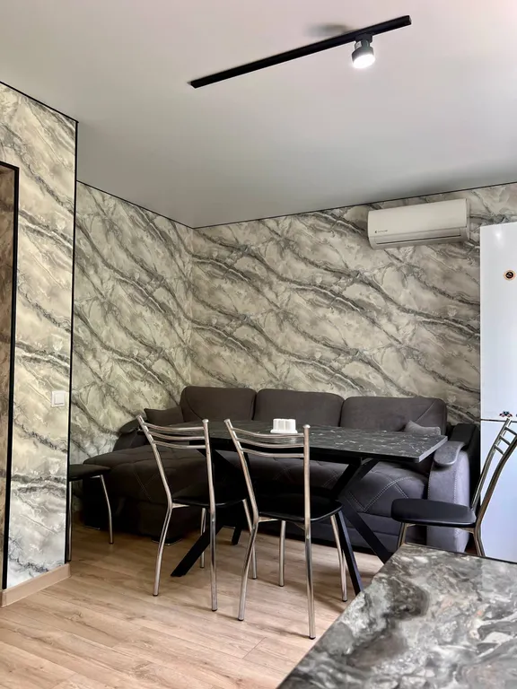 Квартира трёхкомнатная на улице Грибоедова, 61 м², Геленджик — кухня, фото 2