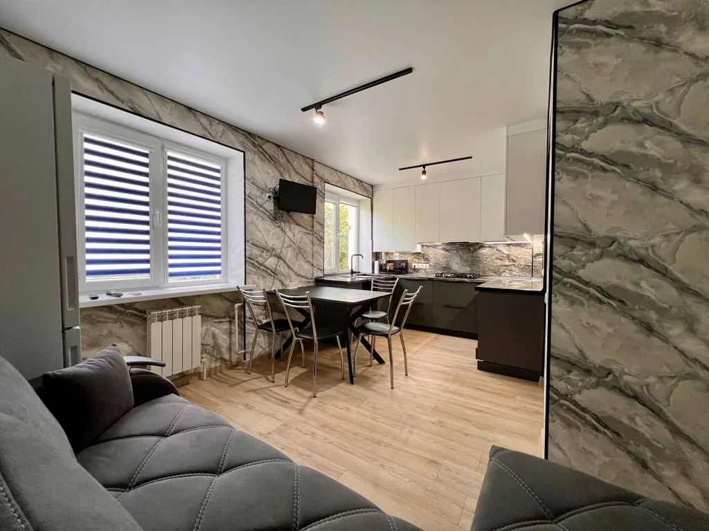 Квартира трёхкомнатная на улице Грибоедова, 61 м², Геленджик — кухня, фото 5