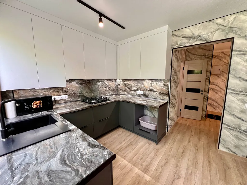 Квартира трёхкомнатная на улице Грибоедова, 61 м², Геленджик — кухня, фото 6