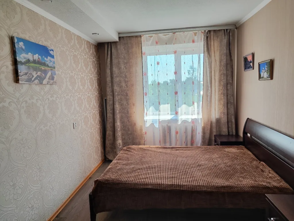 Квартира двухкомнатная на набережной Советской, 58 м², Старая Русса — спальня