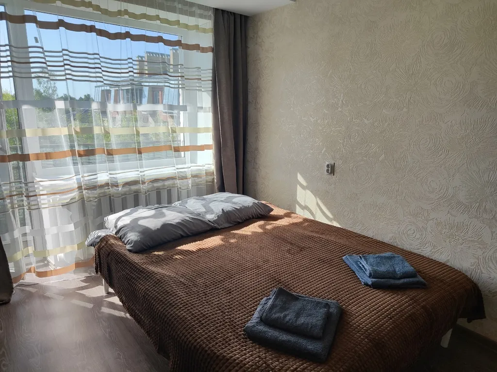 Квартира двухкомнатная на набережной Советской, 58 м², Старая Русса — спальня, фото 2