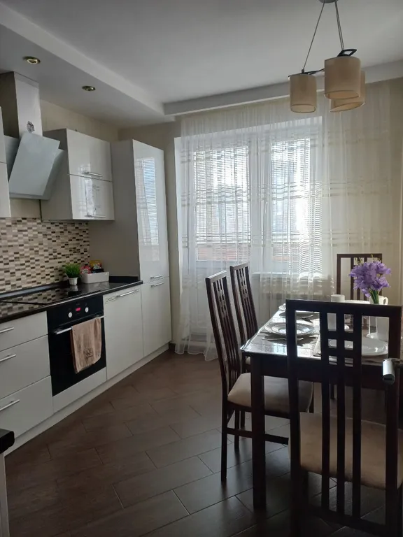 Квартира однокомнатная на улице Радужной, 45 м², Чебоксары — кухня