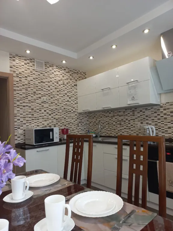 Квартира однокомнатная на улице Радужной, 45 м², Чебоксары — кухня, фото 2