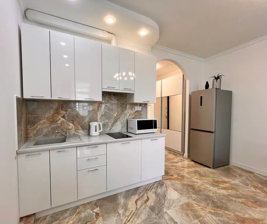 Студия однокомнатная на улице Депутатской, 33 м², Сочи — кухня