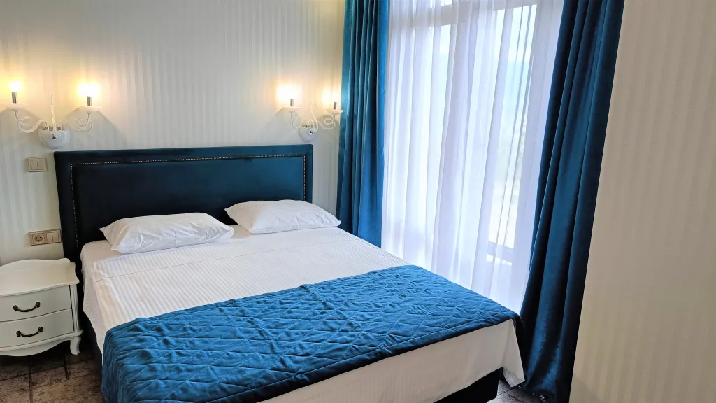 Четырёхместный номер Люкс с балконом и видом на море