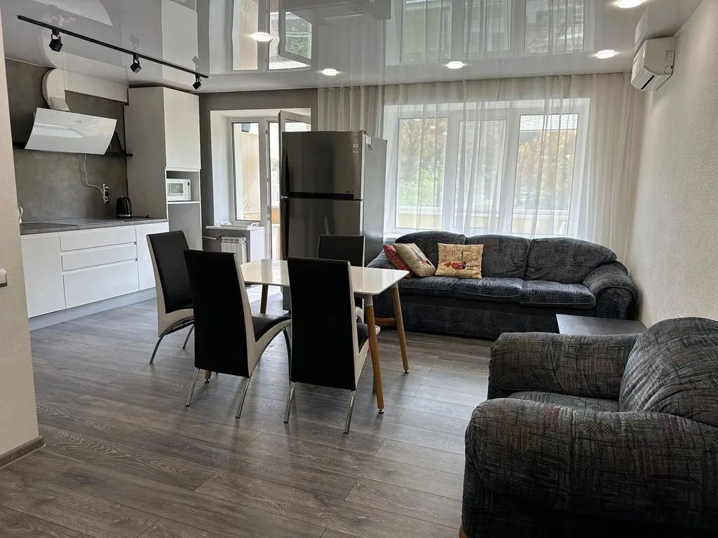 Квартира трёхкомнатная на проспекте Красного Знамени, 70 м², Владивосток — фото 2