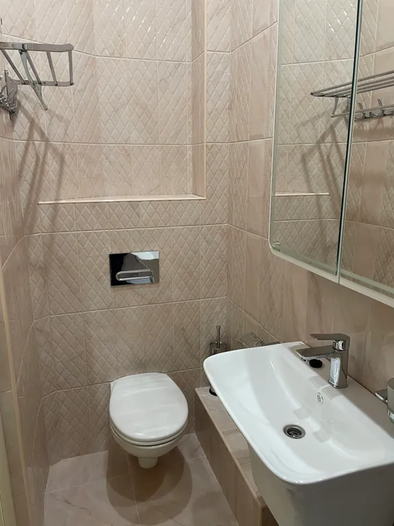 Квартира трёхкомнатная на улице Велинградской, 61 м², Кисловодск — ванная комната, фото 4