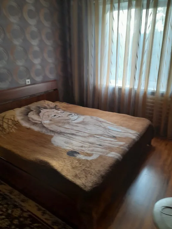 Квартира двухкомнатная на улице Коммунальной, 55 м², Псков — спальня, фото 3