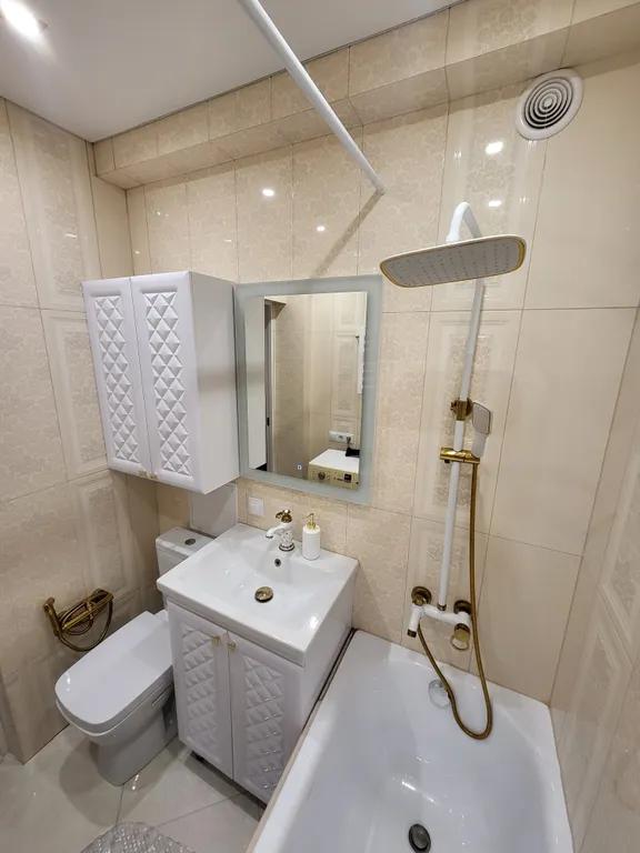 Квартира двухкомнатная у Кремлёвской, в Вахитовском, 43 м², Казань — ванная комната, фото 2