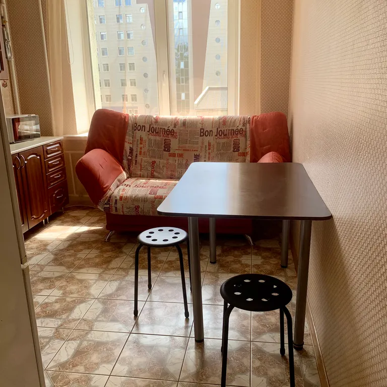 Квартира однокомнатная у Российской, в Октябрьском, 46 м², Самара — кухня, фото 2