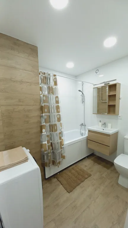 Квартира двухкомнатная на улице Республики, 45 м², Тюмень — ванная комната, фото 3