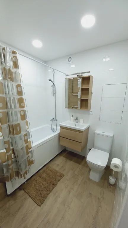 Квартира двухкомнатная на улице Республики, 45 м², Тюмень — ванная комната