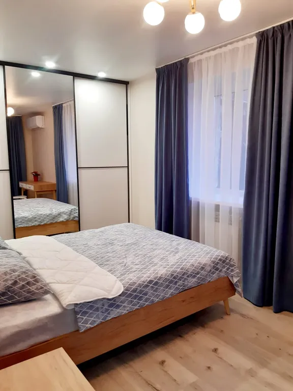 Квартира двухкомнатная на улице Республики, 45 м², Тюмень — спальня, фото 7