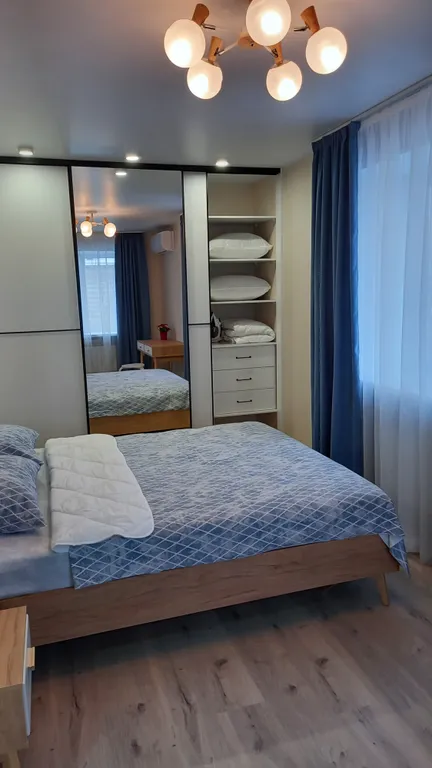 Квартира двухкомнатная на улице Республики, 45 м², Тюмень — спальня, фото 6