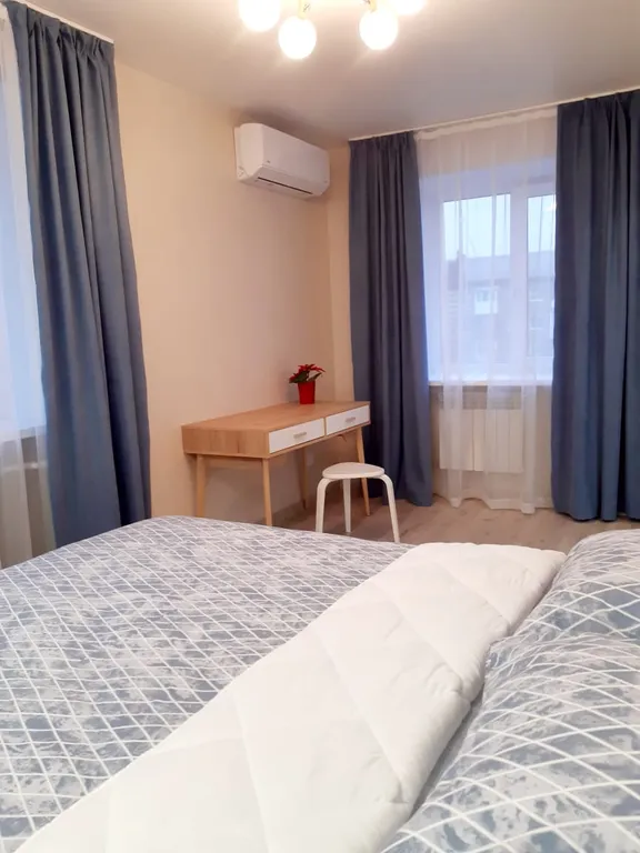 Квартира двухкомнатная на улице Республики, 45 м², Тюмень — спальня, фото 5