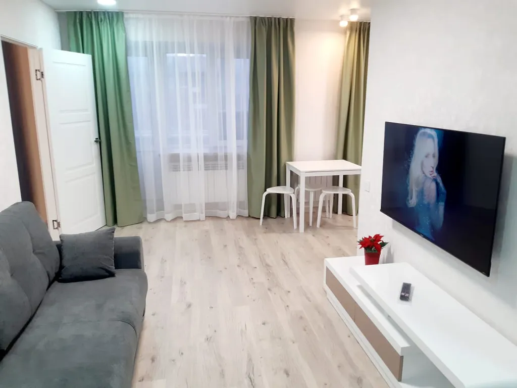 Квартира двухкомнатная на улице Республики, 45 м², Тюмень — спальня, фото 3