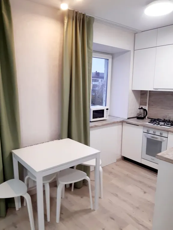 Квартира двухкомнатная на улице Республики, 45 м², Тюмень — кухня, фото 5