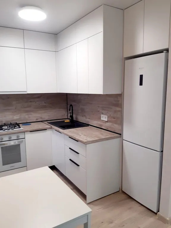 Квартира двухкомнатная на улице Республики, 45 м², Тюмень — кухня