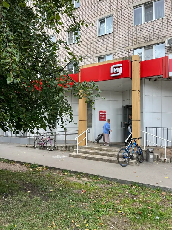 Квартира двухкомнатная на проспекте Мире, 50 м², Великий Новгород — двор