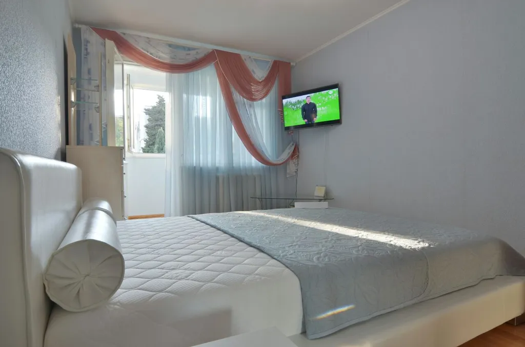 Квартира двухкомнатная на улице Ленина, 55 м², Алушта — спальня, фото 2