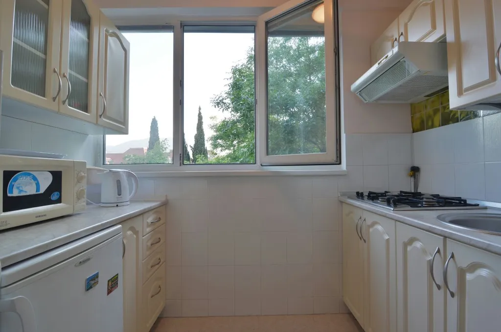 Квартира двухкомнатная на улице Ленина, 55 м², Алушта — кухня