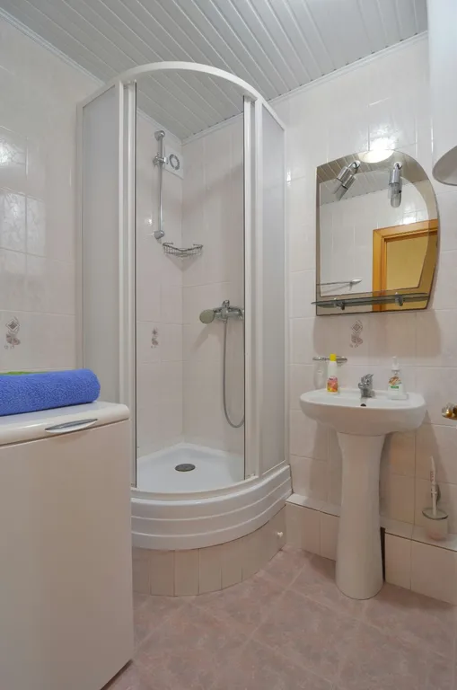 Квартира двухкомнатная на улице Ленина, 55 м², Алушта — ванная комната