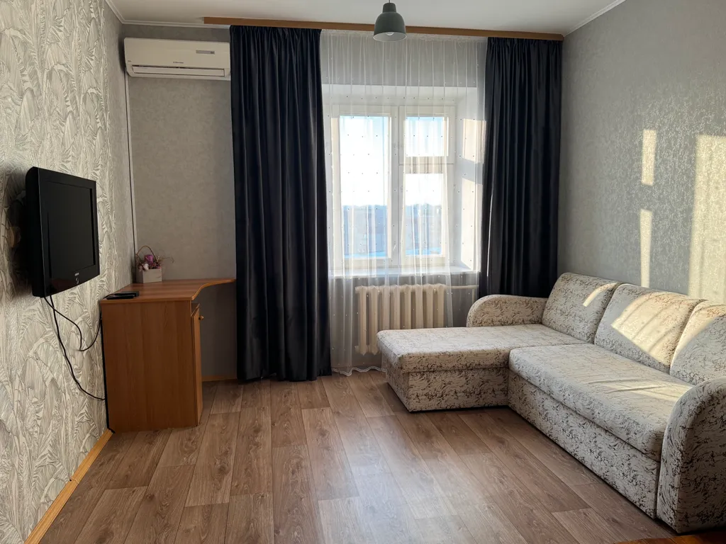 Квартира однокомнатная на улице Московском Тракте, 42 м², Тюмень — спальня, фото 9