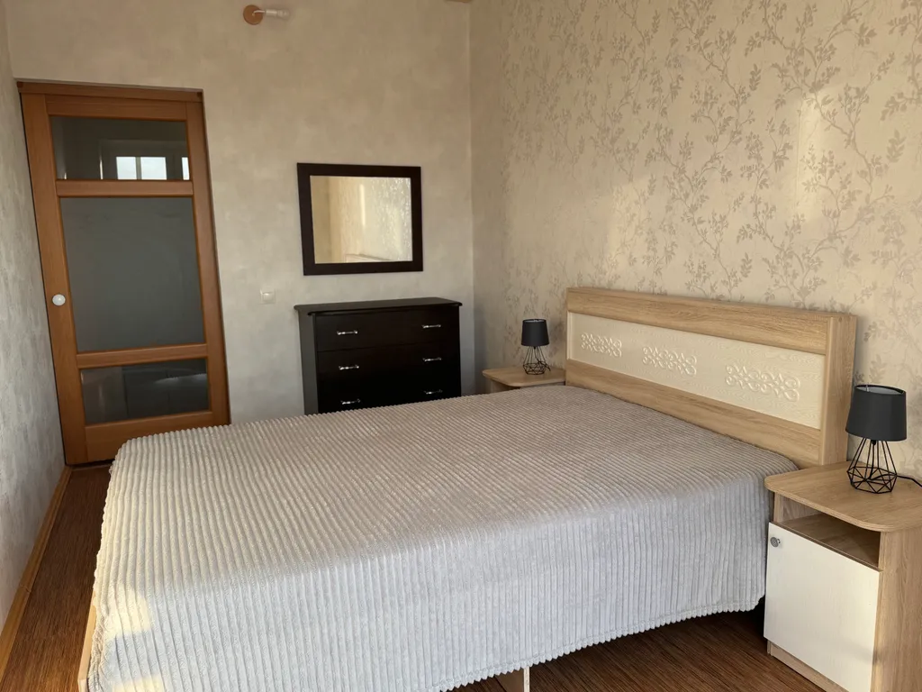 Квартира однокомнатная на улице Московском Тракте, 42 м², Тюмень — спальня, фото 3