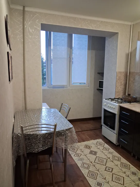 Квартира двухкомнатная на улице Астана Кесаева, 37 м², Владикавказ — кухня, фото 2