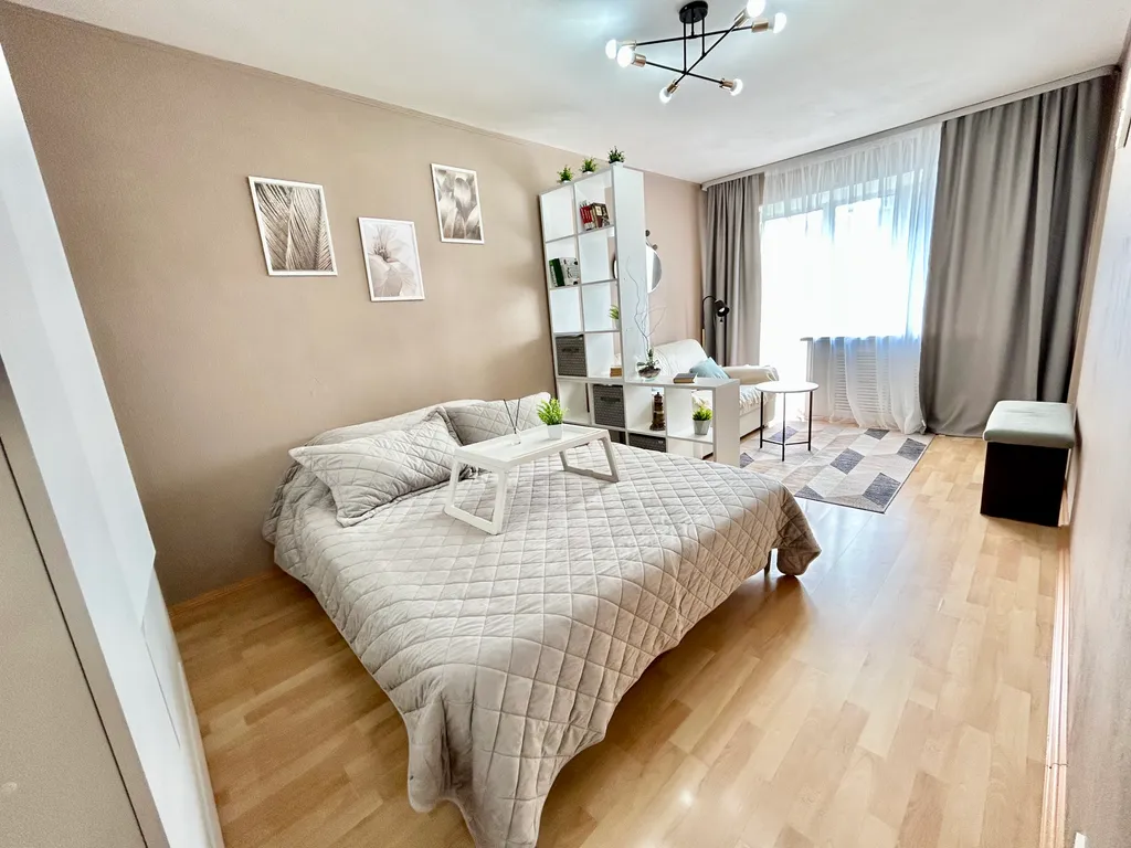 Квартира однокомнатная у метро Площадь 1905 года, 40 м², Екатеринбург — спальня, фото 2