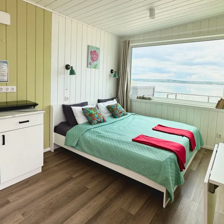 Домик на природе с большой террасой у реки